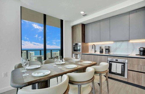 North Beach Condo | Ocean & Skyline Views from this Stylish 4BR Condo – Miami Beach