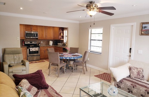 Lantana House | Ocean Vacation Breeze Your best vacation spot only 1 mile to the Lantana Beach.