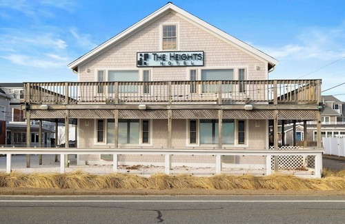 Falmouth Heights Apartment | Ocean View 1 Queen Bed Room with Vibrant Vibe