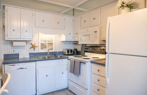 Ash Condo | Ocean View, 2 Bedroom, 2 Bath with direct beach access and pool