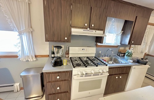 Quincy Apartment | Ocean View 3 BR Room w Parking