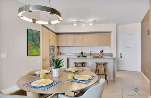 Hollywood South Central Beach Apartment | Ocean View Balcony|Beachfront Resort |Amazing Pool
