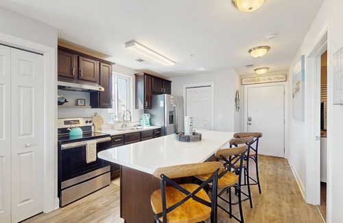 North Myrtle Beach Condo | Ocean-view condo near the beach with pool, balcony, central AC & washer/dryer