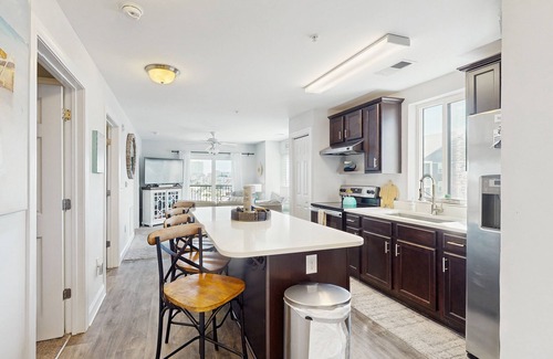 North Myrtle Beach Condo | Ocean-view condo near the beach with pool, balcony, central AC & washer/dryer