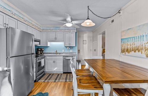 Ocean Isle Beach Condo | Ocean-view condo in beachfront complex with balcony & outdoor pool