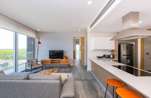 Zona Hotelera Apartment | Ocean view condo - Beach, pool & jacuzzi!