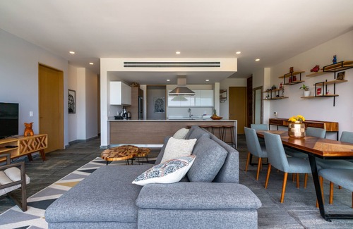 Zona Hotelera Apartment | Ocean view condo - Beach, pool & jacuzzi!