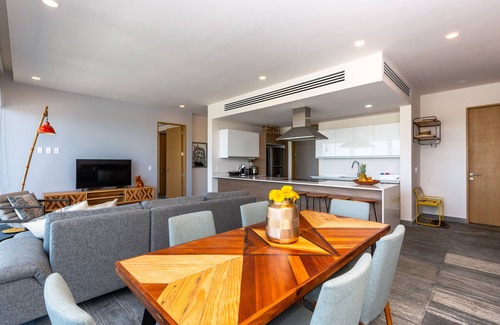 Zona Hotelera Apartment | Ocean view condo - Beach, pool & jacuzzi!