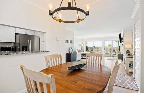 East Mesa Condo | Ocean-view condo in Santa Barbara steps to beach with pool & balcony
