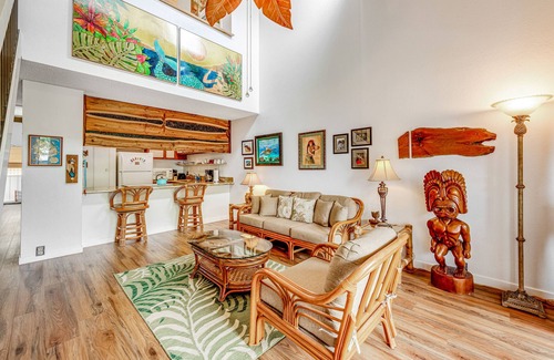 Historic Kailua Village Condo | Ocean-view condo with pool, hot tub, lanai & tropical decor - near dining/shops