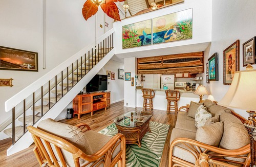 Historic Kailua Village Condo | Ocean-view condo with pool, hot tub, lanai & tropical decor - near dining/shops