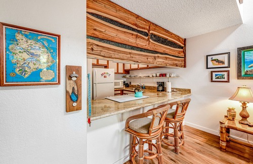Historic Kailua Village Condo | Ocean-view condo with pool, hot tub, lanai & tropical decor - near dining/shops
