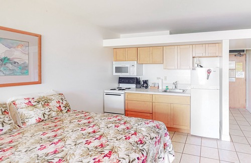 Maunaloa Apartment | Ocean View, Ground-Floor Condo w/Lanai, WiFi, Shared Pool - Walk to Beach