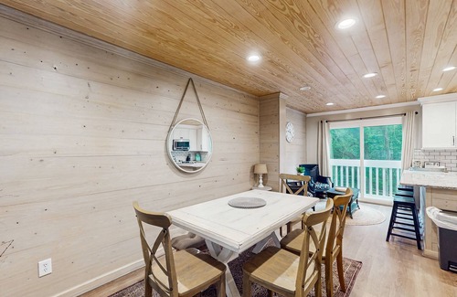 Pine Knoll Shores Condo | Ocean view home with shared pool and direct beach access, close to town