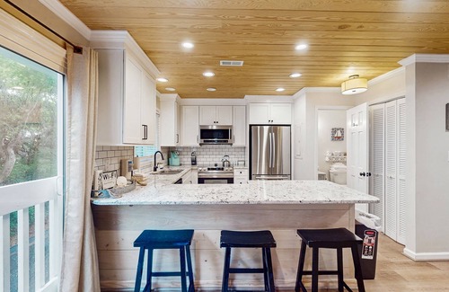 Pine Knoll Shores Condo | Ocean view home with shared pool and direct beach access, close to town