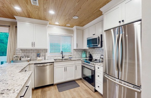 Pine Knoll Shores Condo | Ocean view home with shared pool and direct beach access, close to town