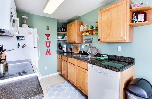 Newport House | Ocean View Home with Free WiFi and Cable and a Full Kitchen - One Dog is Welcome