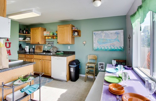 Newport House | Ocean View Home with Free WiFi and Cable and a Full Kitchen - One Dog is Welcome