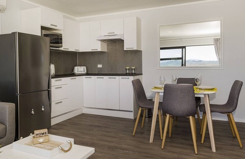 Whitianga Apartment | Ocean View-Modern 1 bedroom apartment with stunning ocean views Wifi/Sky/Netflix