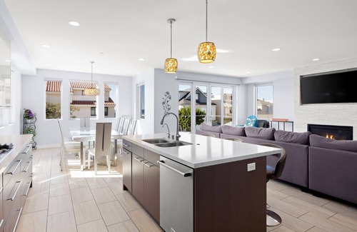 Hollywood Beach House | Ocean view modern home with bikes, grill, game tables, fireplace, W/D, & AC