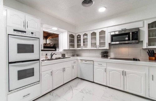 Bay Area House | Ocean View + Poolside Opulence Tennis and HotTub
