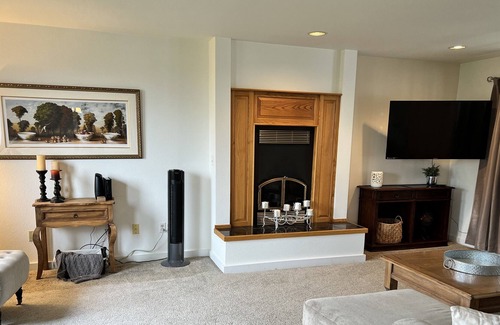 Coos Bay House | Ocean View Retreat-only minutes away from the excitement of the beach and dunes!