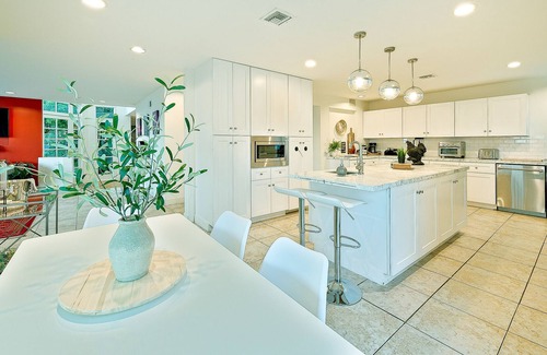 Western Malibu House | Ocean-view retreat with hot tub, grill, patio, pool table, & fitness studio