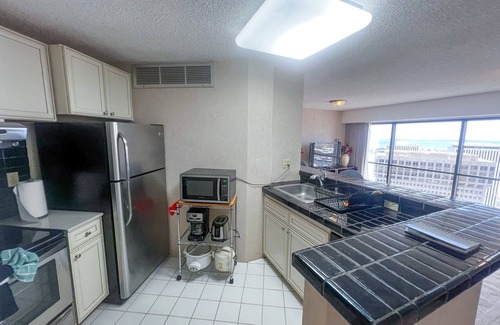 Downtown Honolulu Condo | Ocean View Retro 1-Bedroom at Executive Center