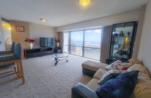 Downtown Honolulu Condo | Ocean View Retro 1-Bedroom at Executive Center