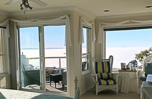 White Rock House | Ocean view room with balcony, Jet tub-----5 Min walk to the beach!