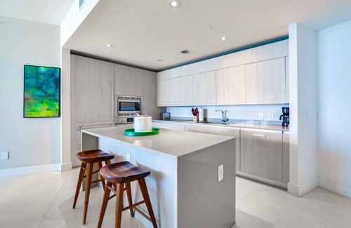 Hollywood South Central Beach Apartment | Ocean View W/Direct Beach Access