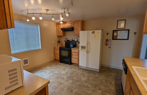 Cloverdale House | Ocean Views in Tierra Del Mar! Two Large Decks-Fenced Yard-Pet Friendly!