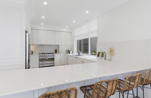 Wollongong CBD Apartment | Ocean Vista Escape A Lofty Beachfront Penthouse