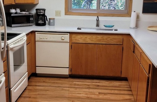 Florence House | Oceana Getaway: Peaceful, Clean, 4 min to Beach! Tranquil House in Florence