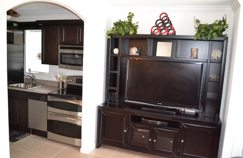 Lauderdale-by-the-Sea Apartment | Oceanfront! Clean and Cozy, Free Wi-Fi & calls to US and Canada