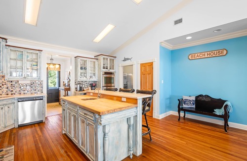 Ocean Springs House | Oceanfront 3BR/2BA. Sleeps 10. Private Beach. Gulf Views. Ocean Springs