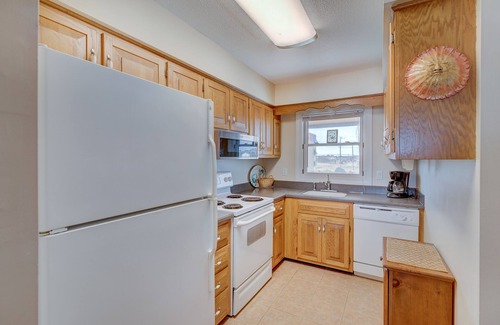 Kill Devil Hills House | Oceanfront 5188 - Casa Del Sol 6: A spacious 2-bedroom, 2.5-bath condo in Kill Devil Hills, NC