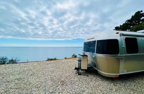 Eastern Malibu House | Oceanfront, Bluff-top, Luxury Caravan in Malibu