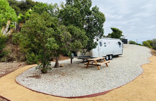 Eastern Malibu House | Oceanfront, Bluff-top, Luxury Caravan in Malibu