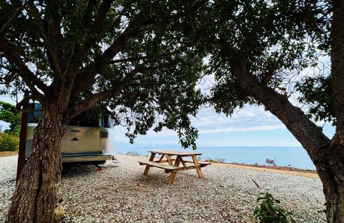 Eastern Malibu House | Oceanfront, Bluff-top, Luxury Caravan in Malibu