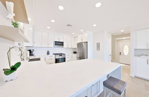 Central Mission Beach House | Oceanfront/Boardwalk! Beautiful New Completely Updated-The Best Beach Location!