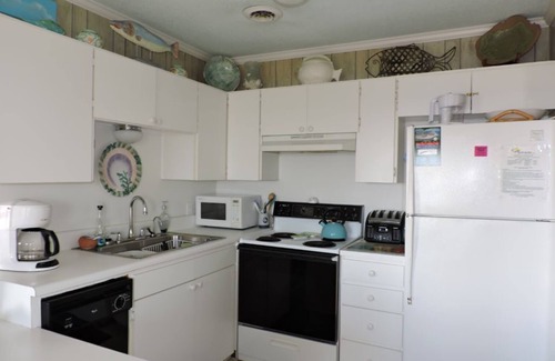Emerald Isle House | Oceanfront Charm 2BR Cottage Perfect for a Cozy Coastal Escape