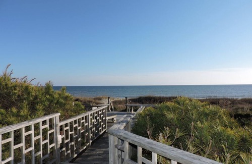 Emerald Isle House | Oceanfront Charm 2BR Cottage Perfect for a Cozy Coastal Escape