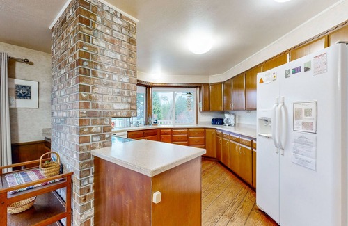 Klipsan Beach House | Oceanfront charmer with wood fireplace, games, & scenic deck - dog-friendly