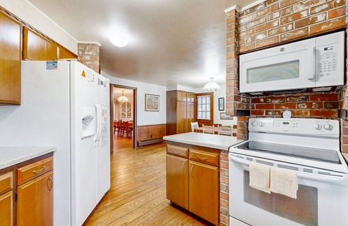 Klipsan Beach House | Oceanfront charmer with wood fireplace, games, & scenic deck - dog-friendly