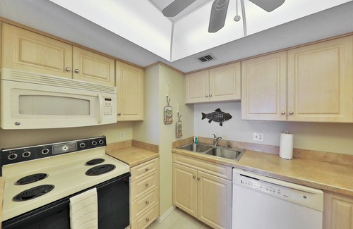 Ormond-by-the-Sea Condo | Oceanfront condo with easy beach access, sundeck & pool with a view