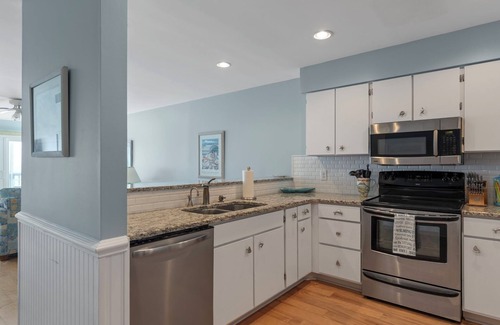 Pine Knoll Shores Condo | Oceanfront Condo-Breakers C32