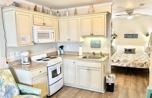 Atlantic Beach Apartment | 🏖Oceanfront Complex🐬Private Beach Access 🏄 Pool🦀WiFi🚴Kitchen