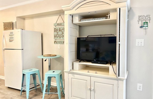 Atlantic Beach Apartment | 🏖Oceanfront Complex🐬Private Beach Access 🏄 Pool🦀WiFi🚴Kitchen