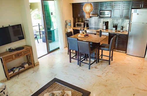 Downtown Condo | Oceanfront condo on the beach w/hot tub! Minutes walk to restaurants and bars!